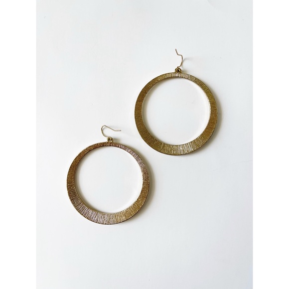 ✨4/$24✨ Sparkly gold-tone dangle hoop earrings - Picture 2 of 3